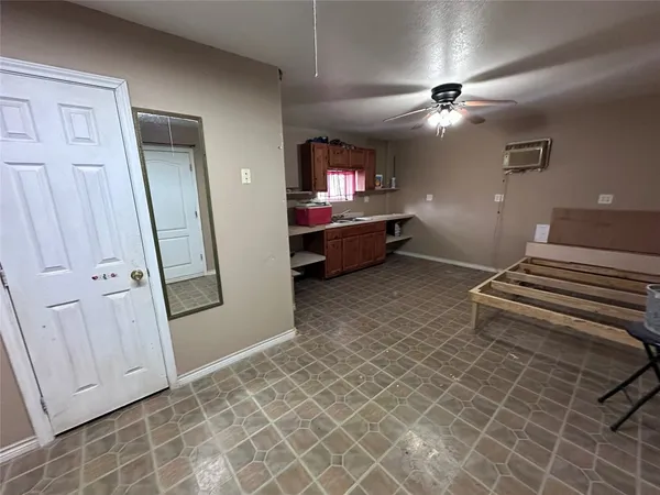 $2,000 | 1204 County Road 408, El Campo, TX 77437