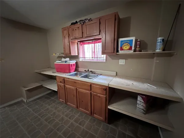 $2,000 | 1204 County Road 408, El Campo, TX 77437