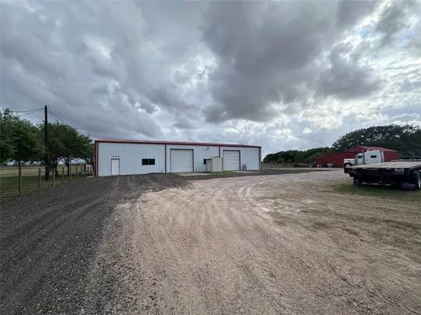 $2,000 | 1204 County Road 408, El Campo, TX 77437