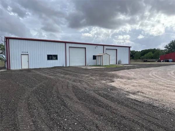 $2,000 | 1204 County Road 408, El Campo, TX 77437