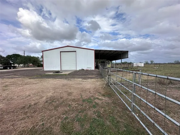 $2,000 | 1204 County Road 408, El Campo, TX 77437