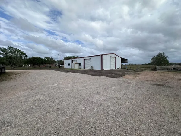 $2,000 | 1204 County Road 408, El Campo, TX 77437