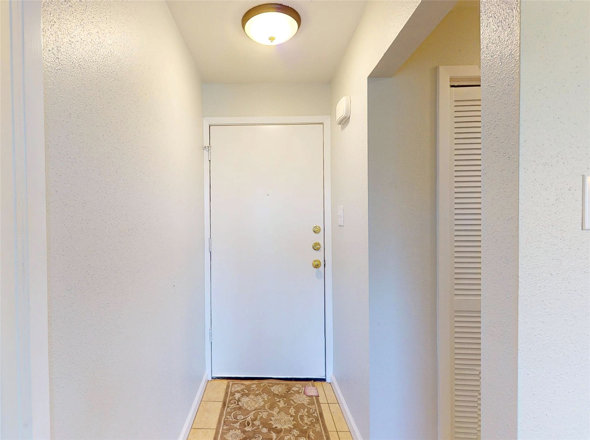 Entrance to this well maintained 2 bedroom / 2 bath condo.