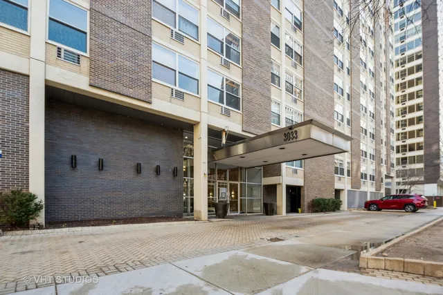 $299,900 | 3033 North Sheridan Road, Unit 910, Chicago, IL 60657