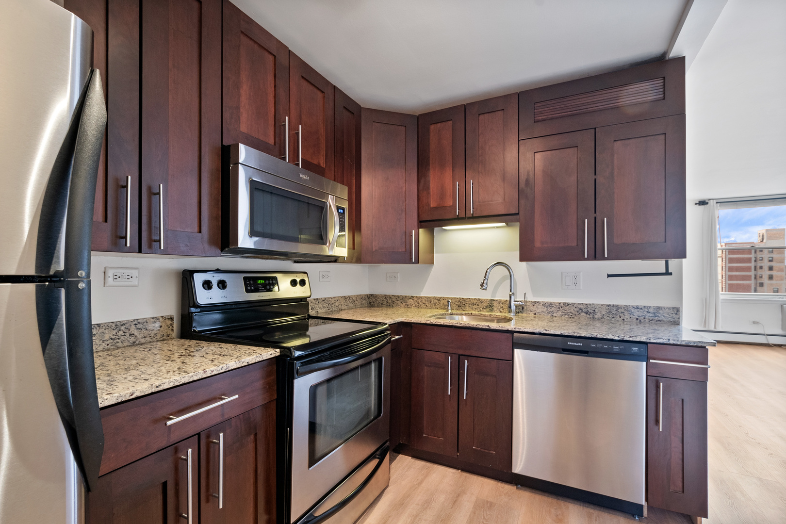 3033 North Sheridan Road, Unit 910 Chicago, IL 60657 - Photo 7 of 16 Gallery Image 7