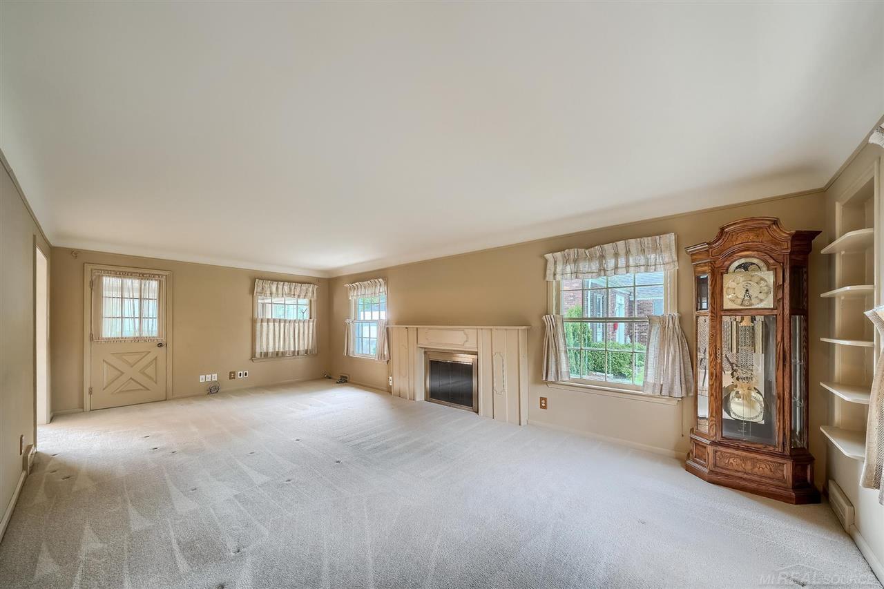 926 Hampton Road Grosse Pointe, MI 48236 - Photo 3 of 25 50077931-2.JPG