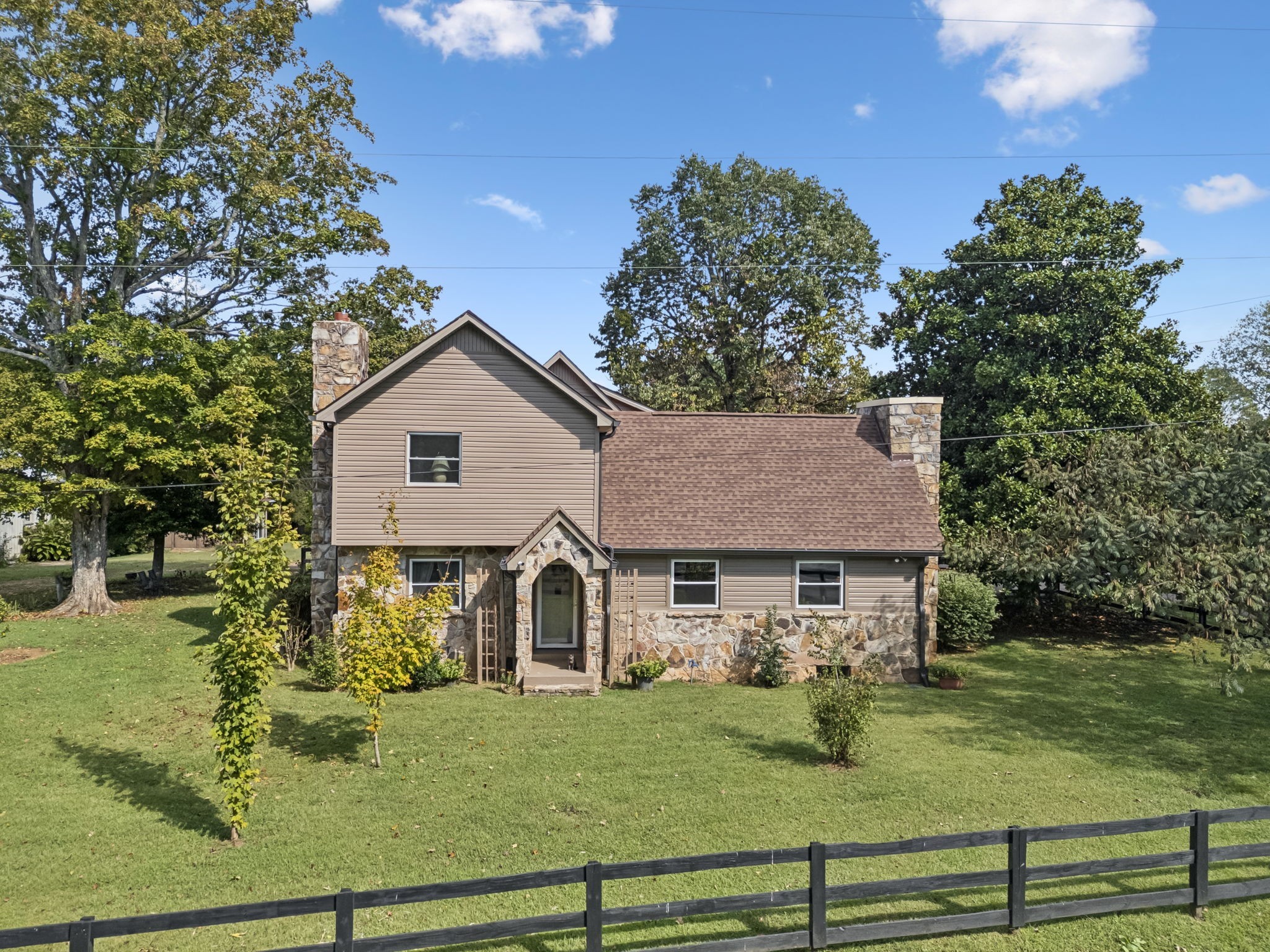 701 Hafner Road Charlotte, TN 37036 - Photo 2 of 52 a front view of a house with garden