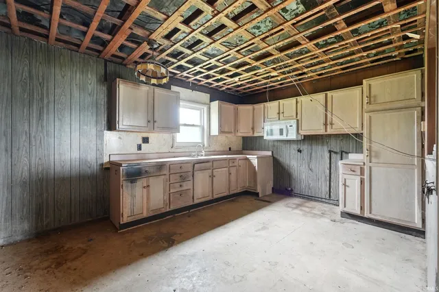 $190,000 | 4565 East Station Road, Roanoke, IN 46783