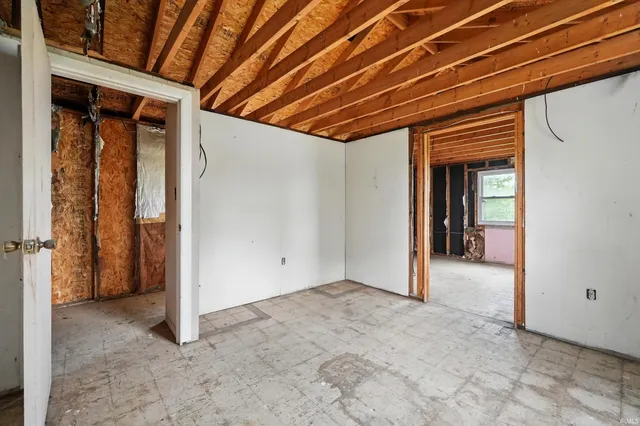 $190,000 | 4565 East Station Road, Roanoke, IN 46783