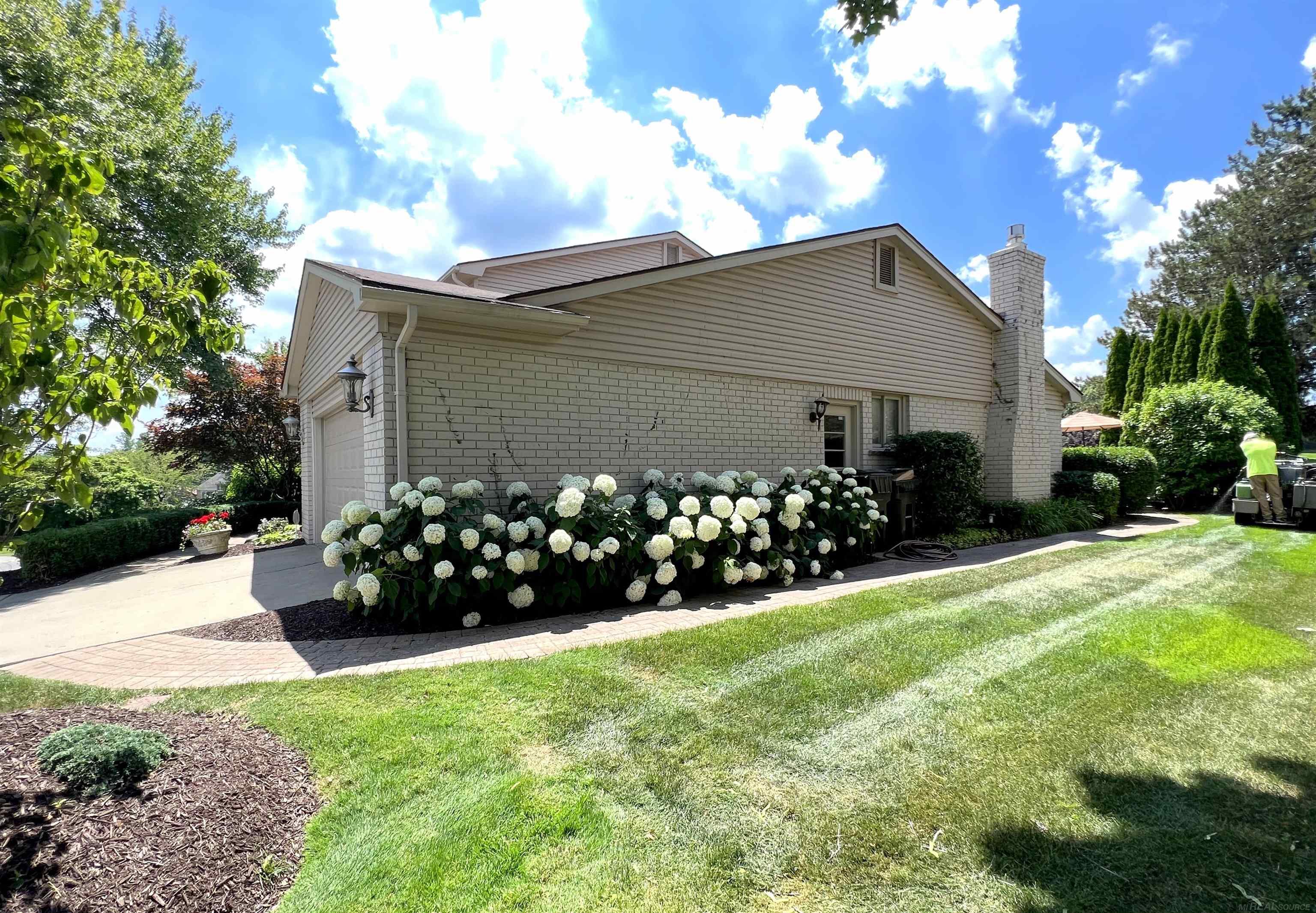 763 East Brookwood Rochester Hills Rochester, MI 48309 - Photo 3 of 60