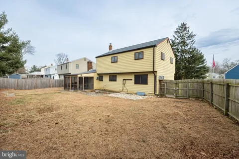 a view of a house with backyard and trees