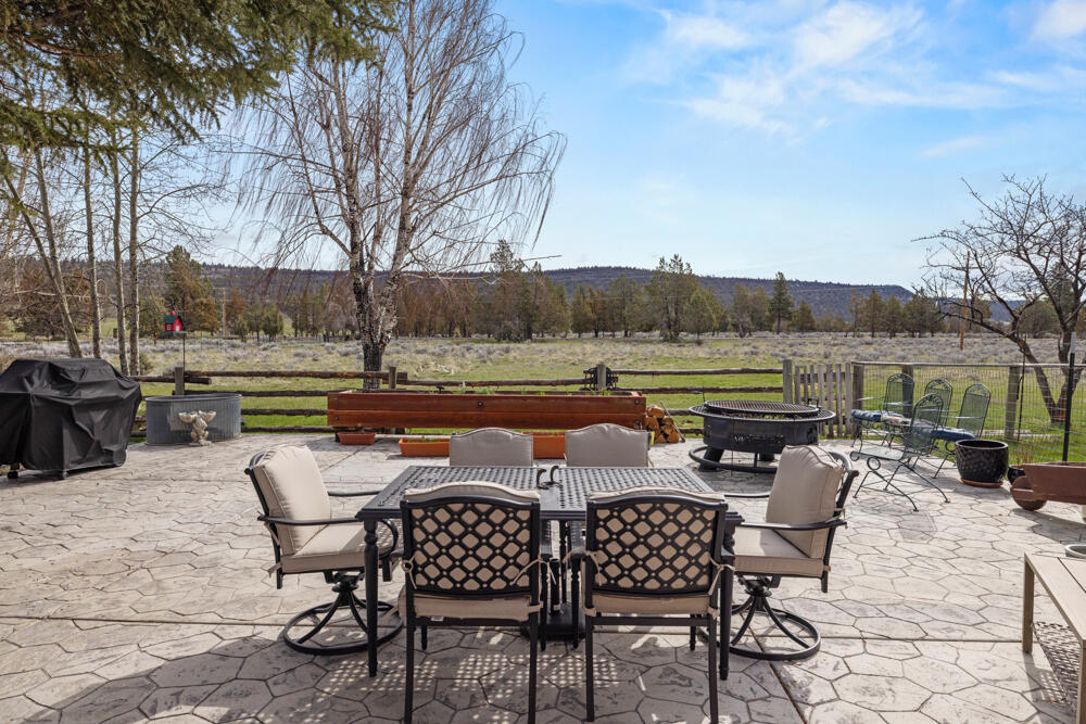 47477 Gerber Road Bonanza, OR 97623 - Photo 48 of 63 a view of chairs and table in the patio