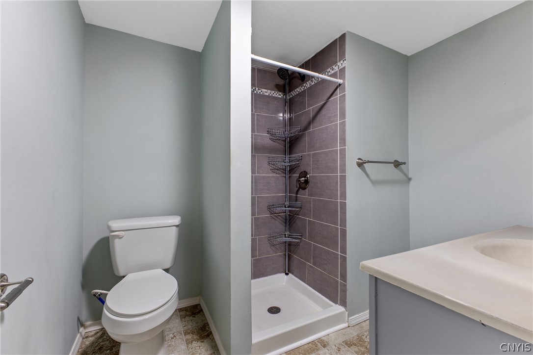 125 Circle Road Salina, NY 13212 - Photo 25 of 39 Primary bathroom.
