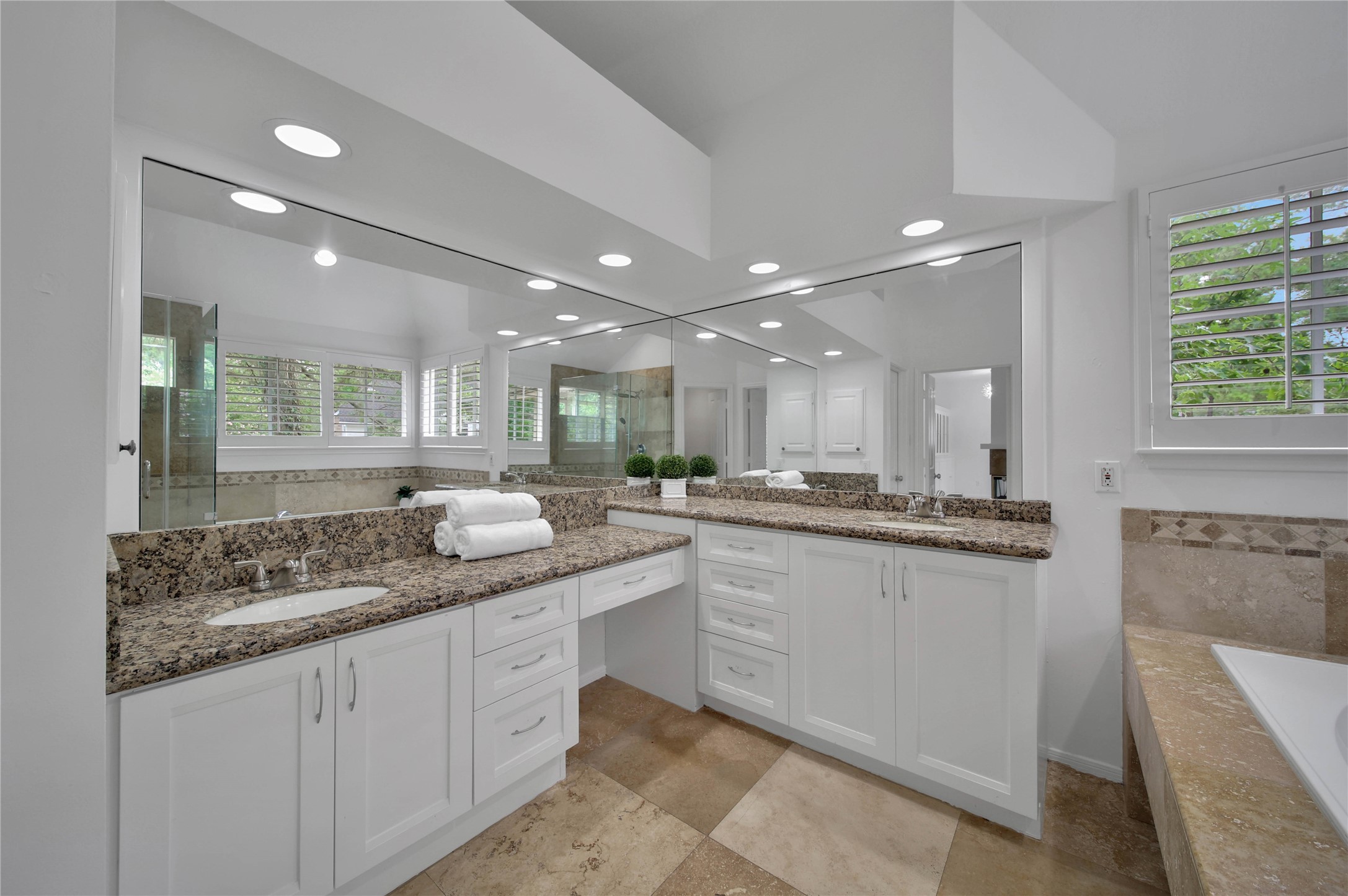 7 Churchdale Place Spring, TX 77382 - Photo 27 of 40 Primary bath /his & hers vanities