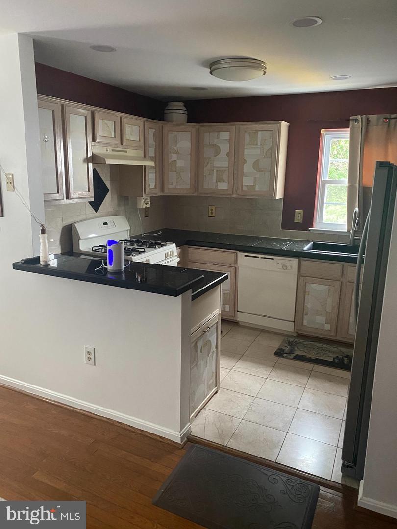 22985 Fleet Terrace Sterling, VA 20166 - Photo 11 of 14 a kitchen with stainless steel appliances a sink stove and cabinets