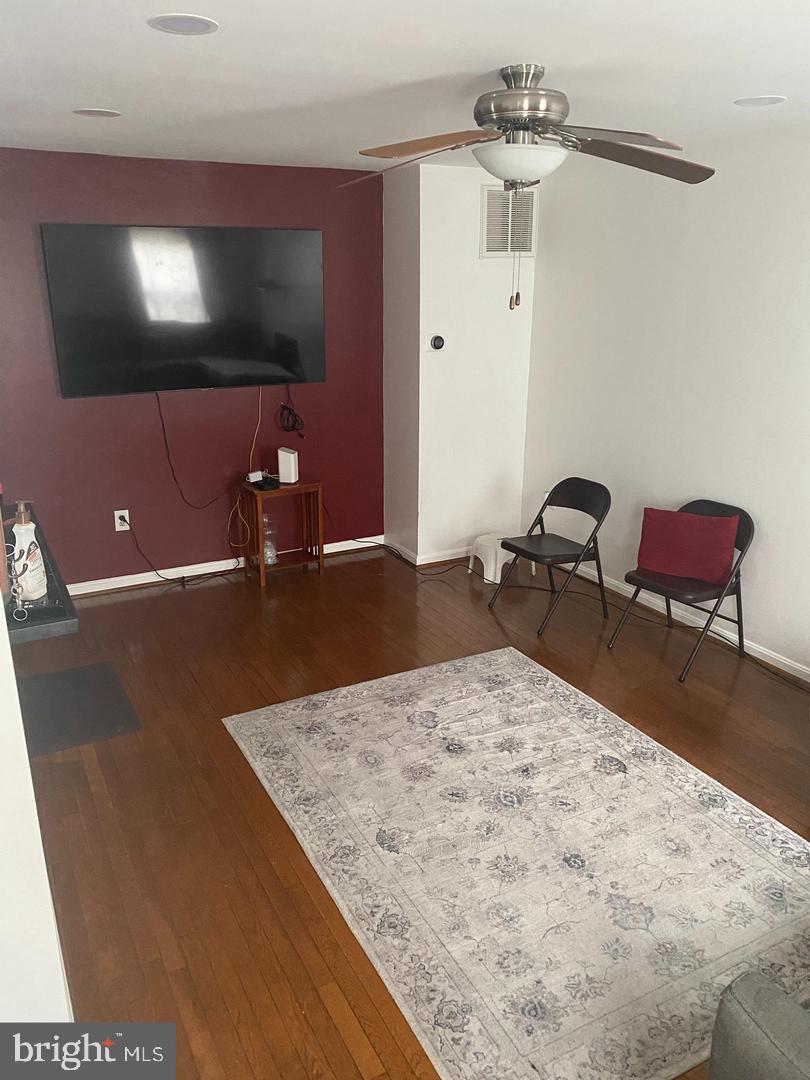 22985 Fleet Terrace Sterling, VA 20166 - Photo 9 of 14 a view of a livingroom with furniture