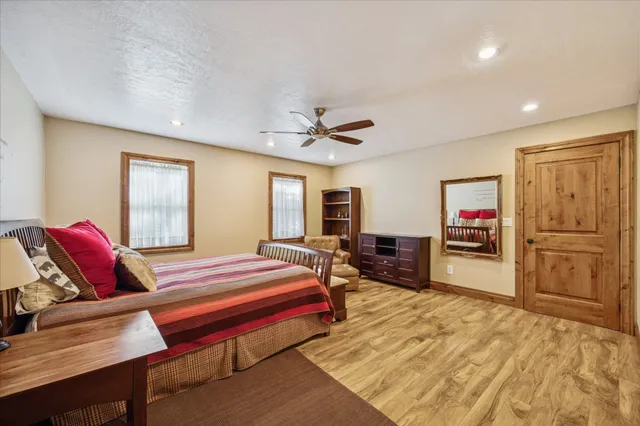 $999,999 | 640 Piney Creek Road, Bellville, TX 77418