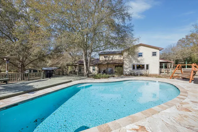 $999,999 | 640 Piney Creek Road, Bellville, TX 77418