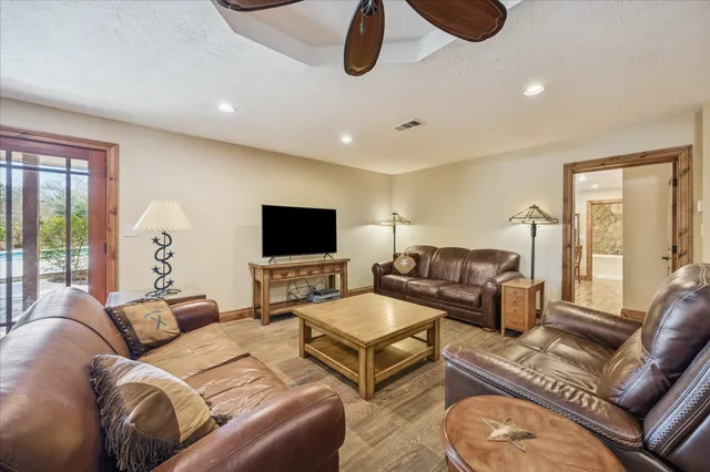 $999,999 | 640 Piney Creek Road, Bellville, TX 77418