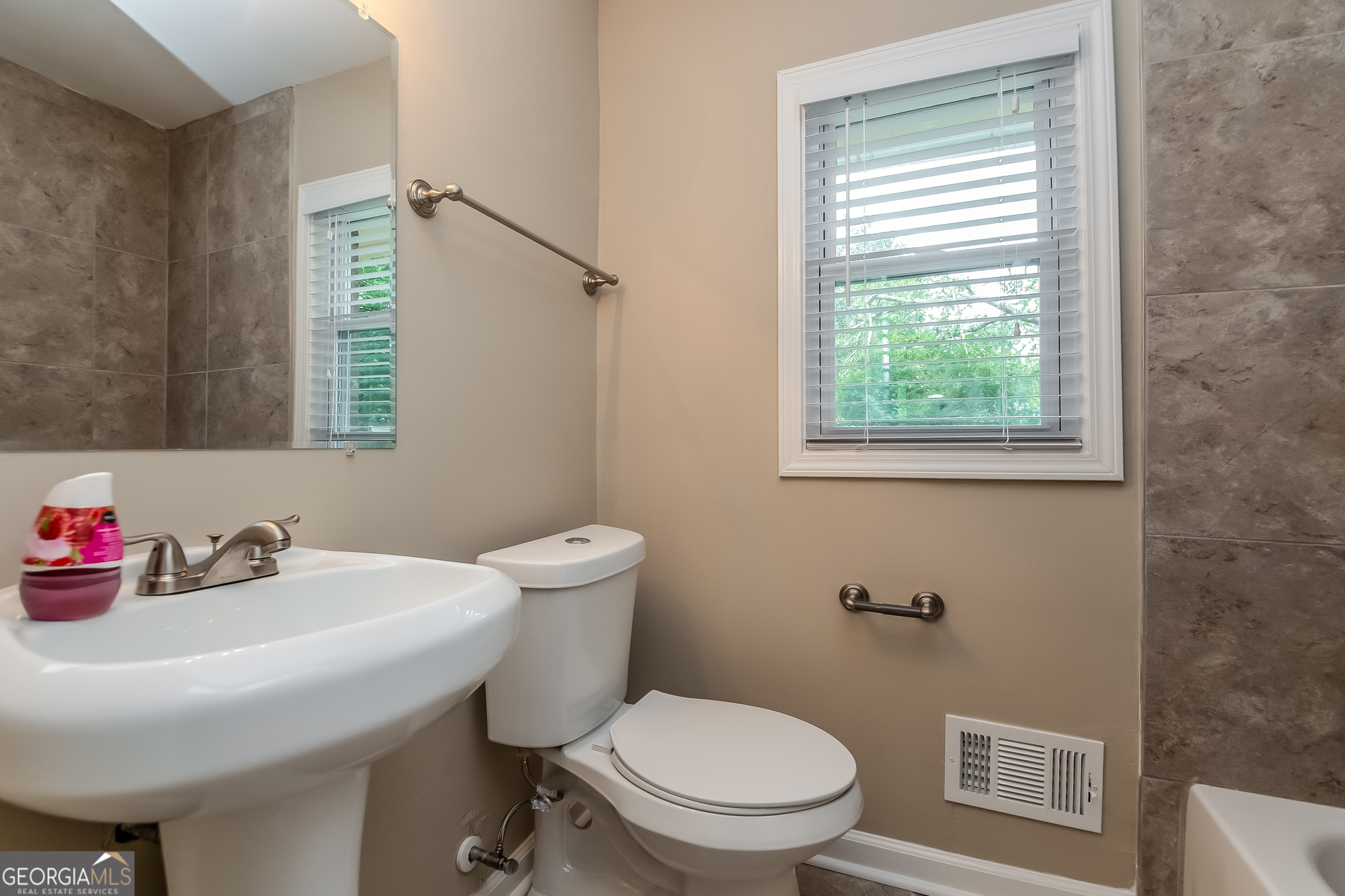 742 King Road Jonesboro, GA 30236 - Photo 8 of 15