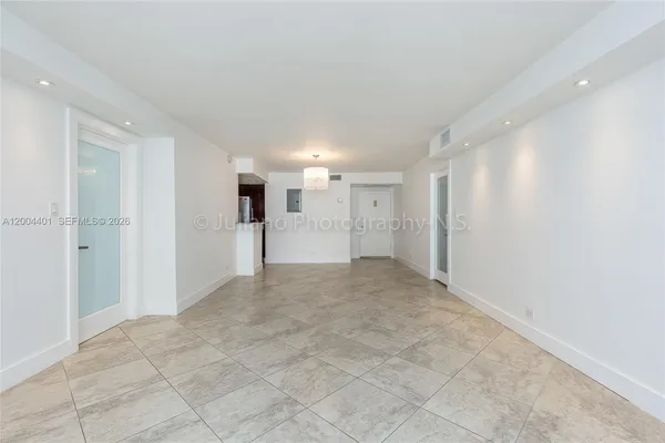 $3,300 | 6039 Collins Avenue, Unit 1415, Miami Beach, FL 33140