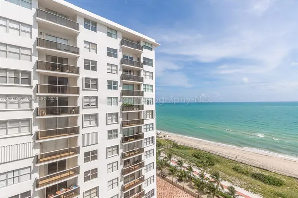 $3,300 | 6039 Collins Avenue, Unit 1415, Miami Beach, FL 33140