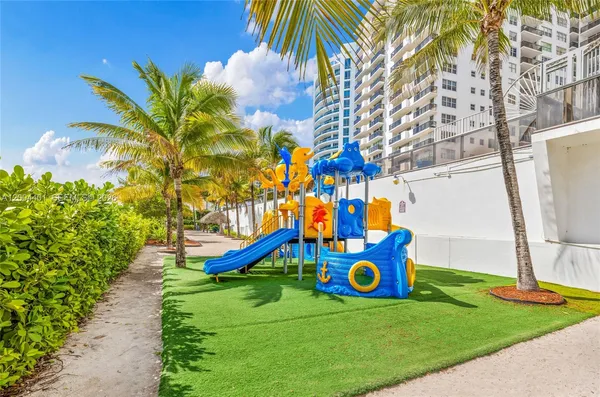 $3,300 | 6039 Collins Avenue, Unit 1415, Miami Beach, FL 33140