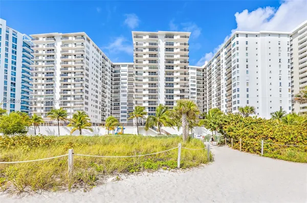 $3,300 | 6039 Collins Avenue, Unit 1415, Miami Beach, FL 33140