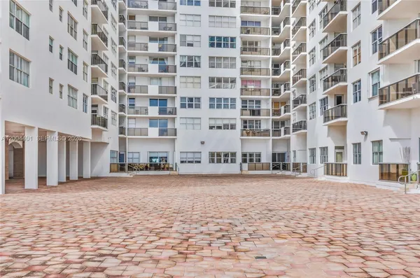 $3,300 | 6039 Collins Avenue, Unit 1415, Miami Beach, FL 33140