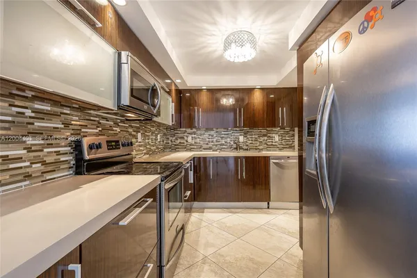 $3,300 | 6039 Collins Avenue, Unit 1415, Miami Beach, FL 33140