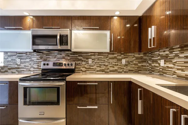 $3,300 | 6039 Collins Avenue, Unit 1415, Miami Beach, FL 33140