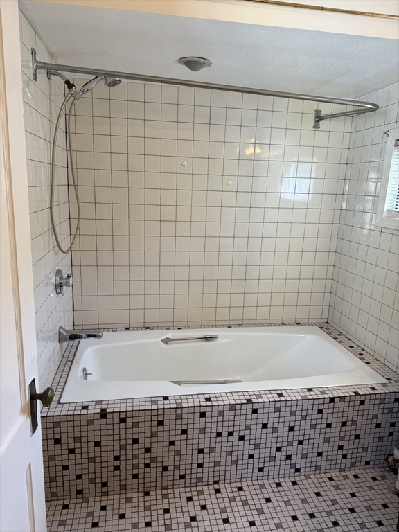 21 Westford Circle Springfield, MA 01109 - Photo 14 of 29