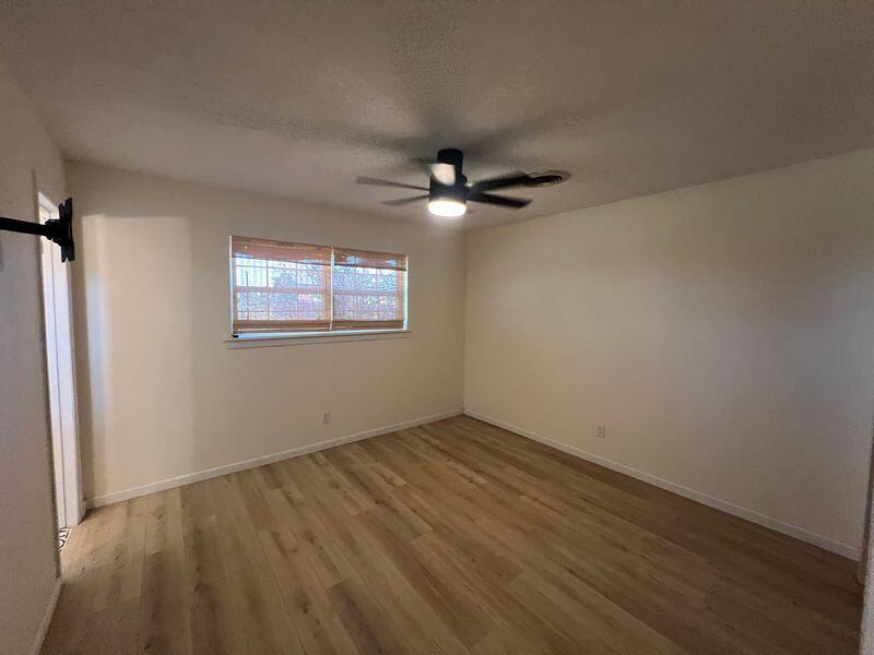 1005 Northeast 1st Street Earth, TX 79031 - Photo 15 of 18 PJA3tKhQ