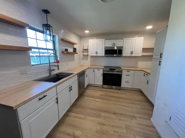 $165,000 | 1005 Northeast 1st Street, Earth, TX 79031