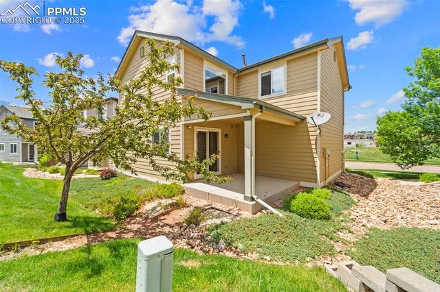 a view of a house with a yard