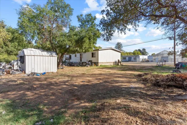 a view of yard with green space