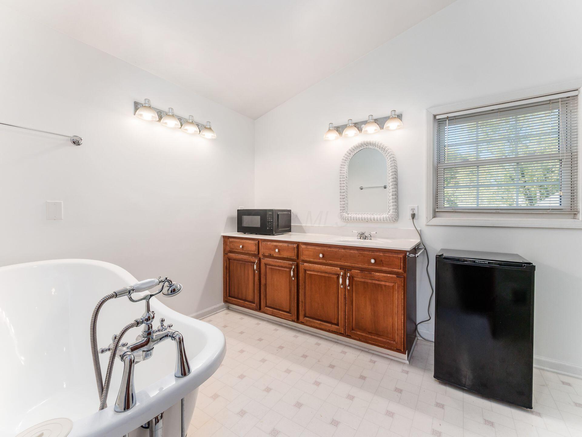 1915 Zollinger Road Columbus, OH 43221 - Photo 42 of 57 043_7268_N 1915 Zollinger 113