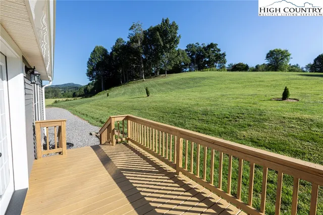 a view of backyard with garden