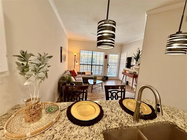 $2,595 | 4800 West Lovers Lane, Unit 111, Dallas, TX 75209