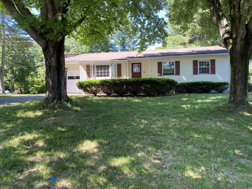 a view of a house with a yard
