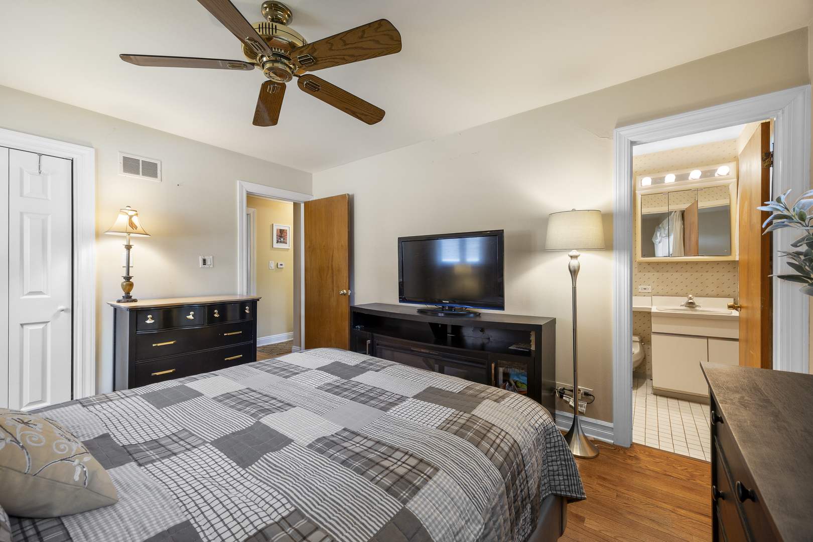 532 Landmeier Road Elk Grove Village, IL 60007 - Photo 13 of 21 Gallery Image 13