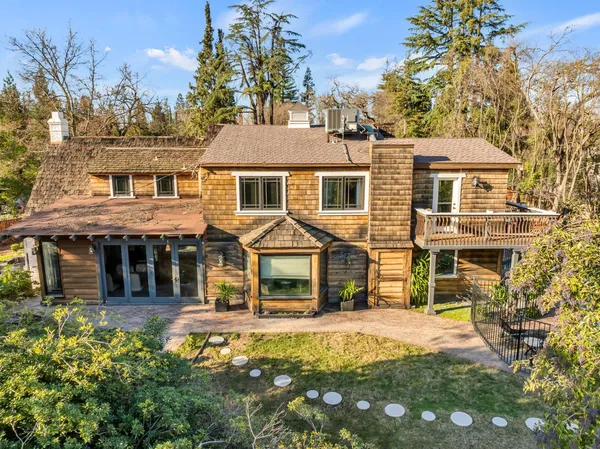 a view of a backyard with plants