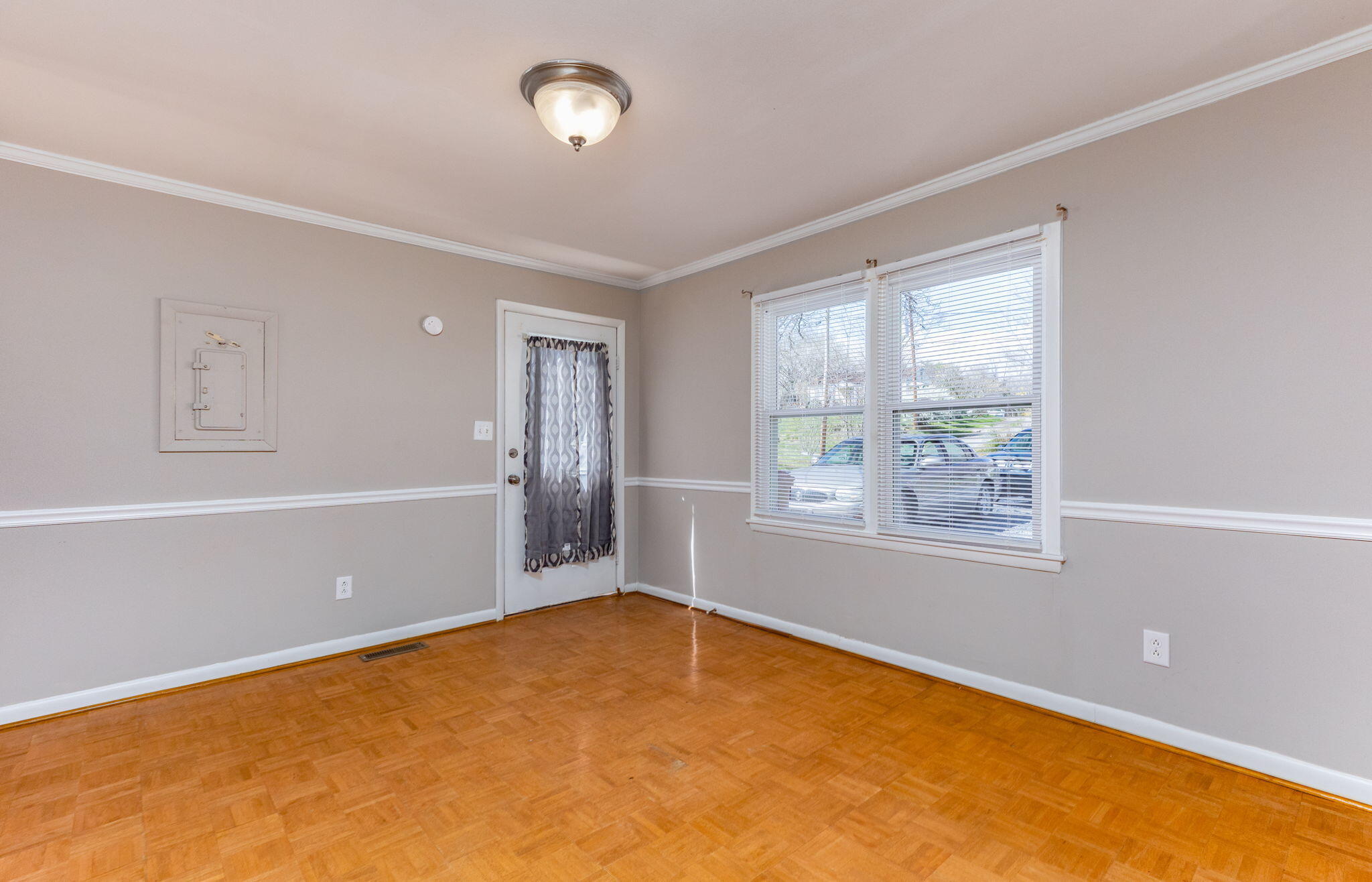 688 Princeton Road Johnson City, TN 37601 - Photo 8 of 17 Living room