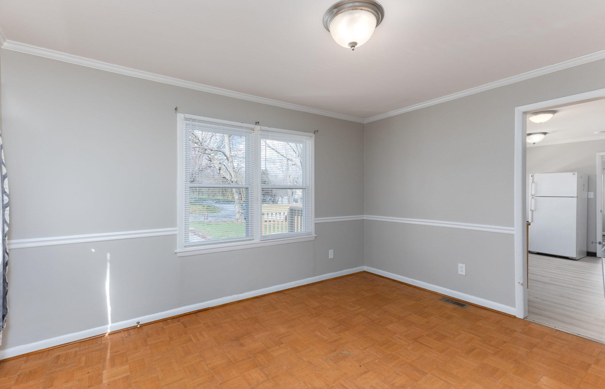 688 Princeton Road Johnson City, TN 37601 - Photo 9 of 17 Living room