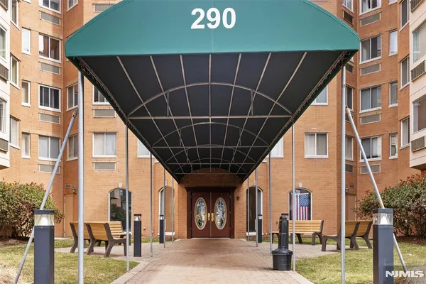 $300,000 | 290 Anderson Street, Unit 2A, Hackensack, NJ 07601