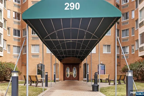 $300,000 | 290 Anderson Street, Unit 2A, Hackensack, NJ 07601