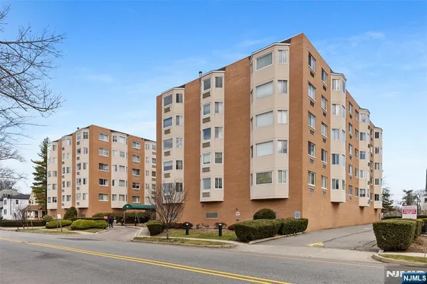 $300,000 | 290 Anderson Street, Unit 2A, Hackensack, NJ 07601
