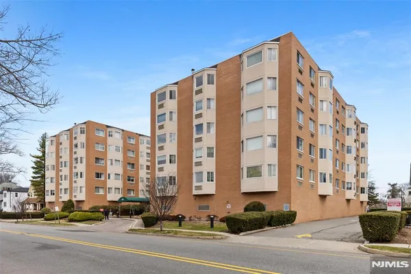$300,000 | 290 Anderson Street, Unit 2A, Hackensack, NJ 07601