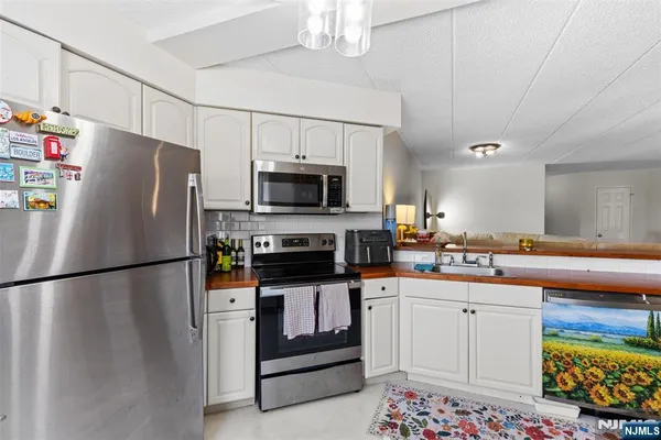 $300,000 | 290 Anderson Street, Unit 2A, Hackensack, NJ 07601