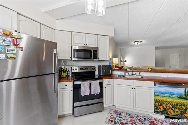 $300,000 | 290 Anderson Street, Unit 2A, Hackensack, NJ 07601